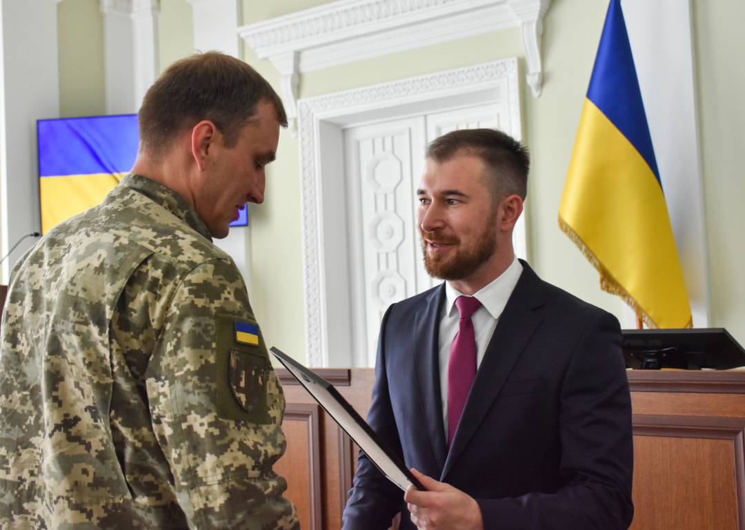 День Конституції - вручили перші медалі "За оборону Чернігова" тим, хто захистив місто від збройної агресії армії рф