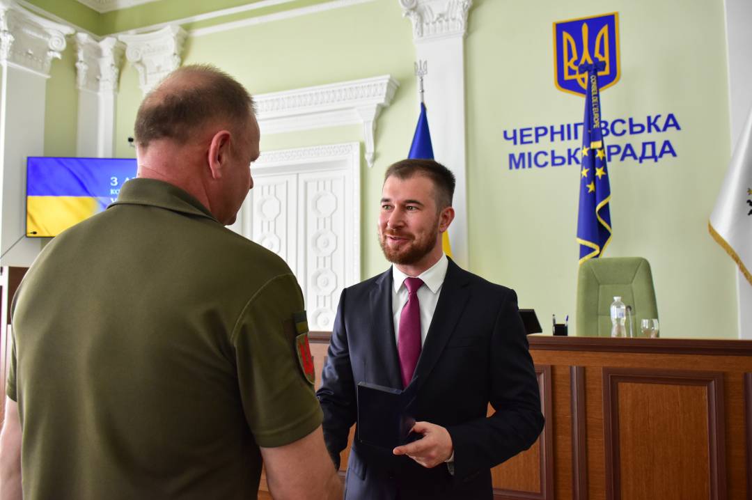 День Конституції - вручили перші медалі "За оборону Чернігова" тим, хто захистив місто від збройної агресії армії рф