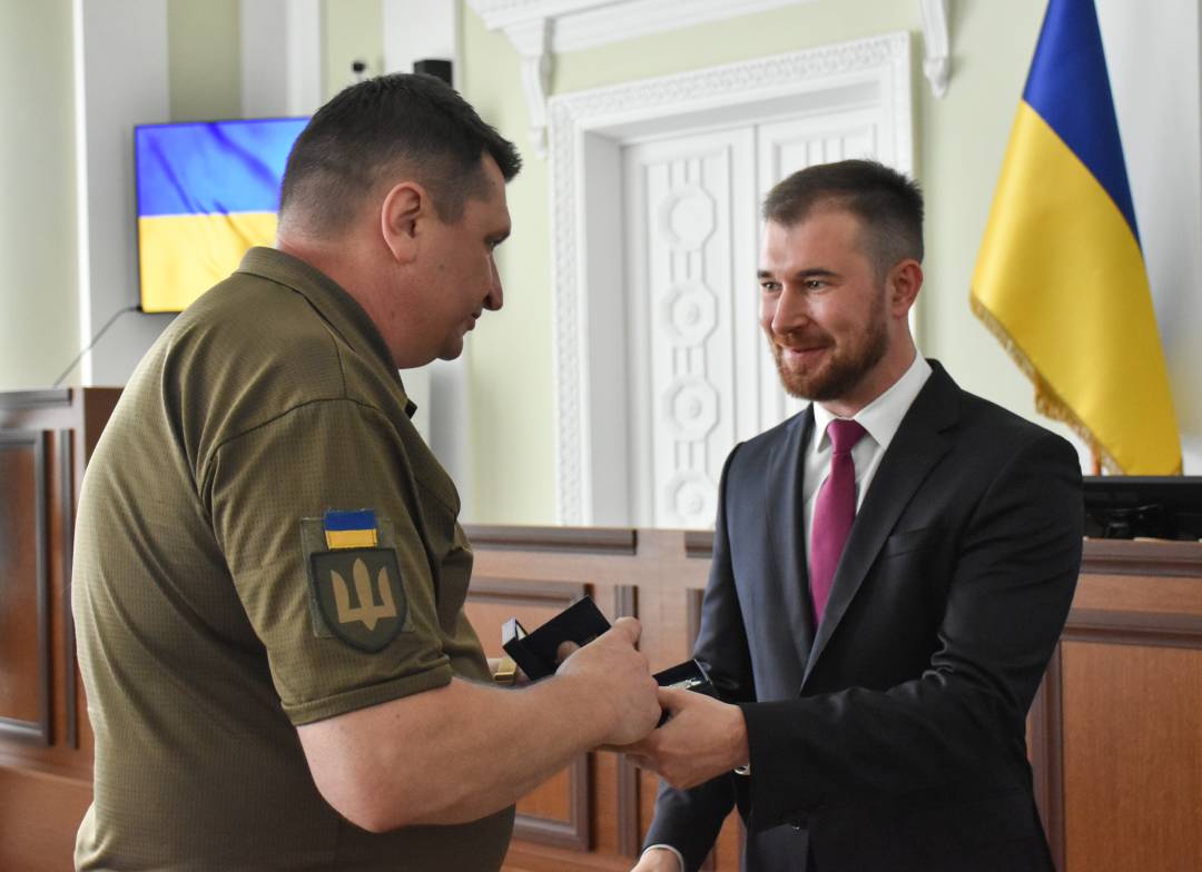День Конституції - вручили перші медалі "За оборону Чернігова" тим, хто захистив місто від збройної агресії армії рф