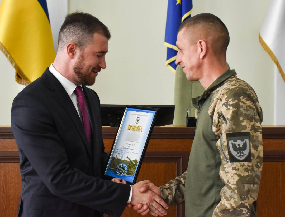 День Конституції - вручили перші медалі "За оборону Чернігова" тим, хто захистив місто від збройної агресії армії рф