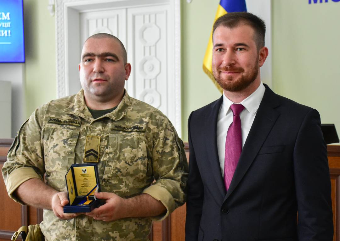День Конституції - вручили перші медалі "За оборону Чернігова" тим, хто захистив місто від збройної агресії армії рф