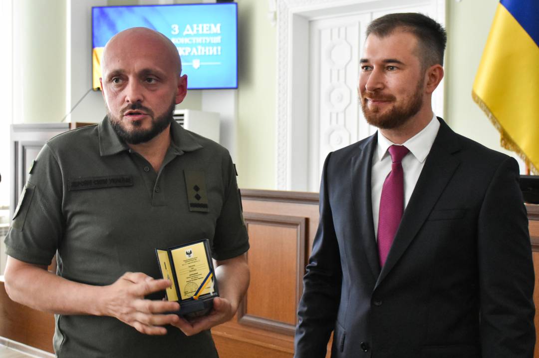 День Конституції - вручили перші медалі "За оборону Чернігова" тим, хто захистив місто від збройної агресії армії рф