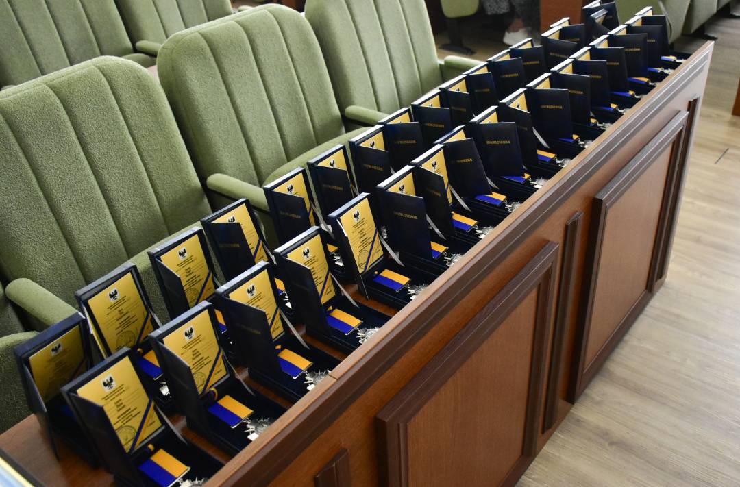 День Конституції - вручили перші медалі "За оборону Чернігова" тим, хто захистив місто від збройної агресії армії рф
