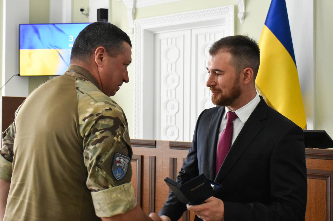 День Конституції - вручили перші медалі "За оборону Чернігова" тим, хто захистив місто від збройної агресії армії рф