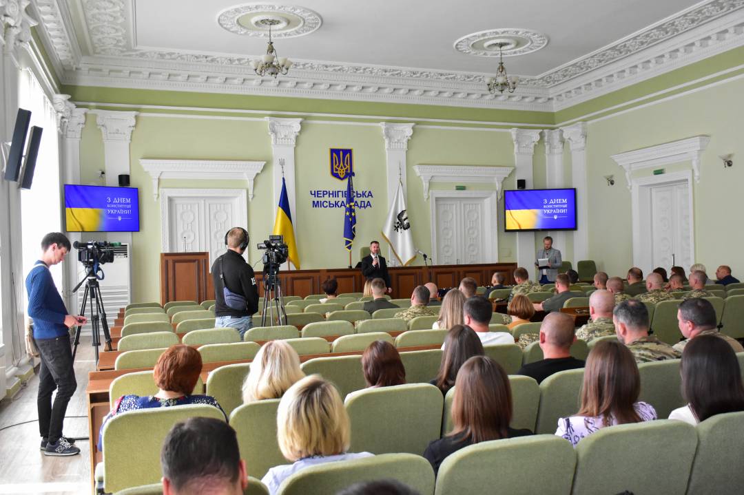 День Конституції - вручили перші медалі "За оборону Чернігова" тим, хто захистив місто від збройної агресії армії рф