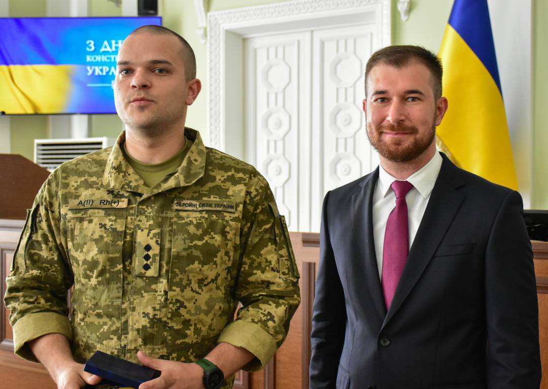 День Конституції - вручили перші медалі "За оборону Чернігова" тим, хто захистив місто від збройної агресії армії рф