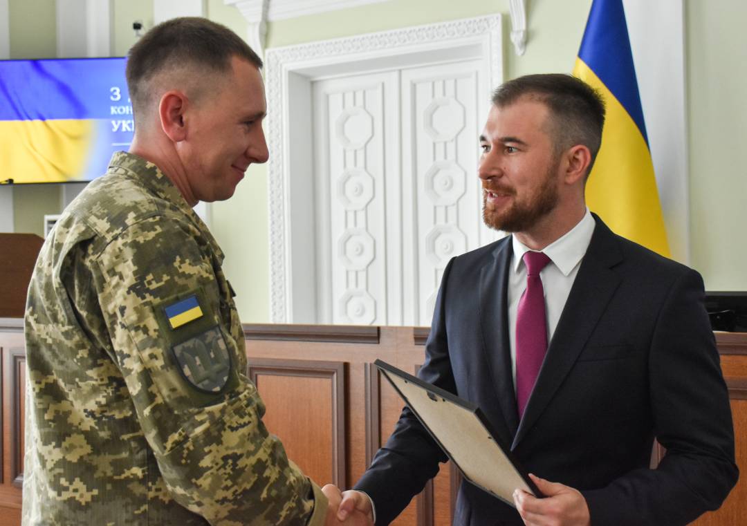 День Конституції - вручили перші медалі "За оборону Чернігова" тим, хто захистив місто від збройної агресії армії рф