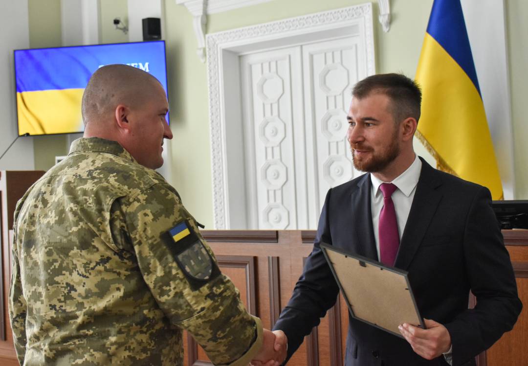 День Конституції - вручили перші медалі "За оборону Чернігова" тим, хто захистив місто від збройної агресії армії рф