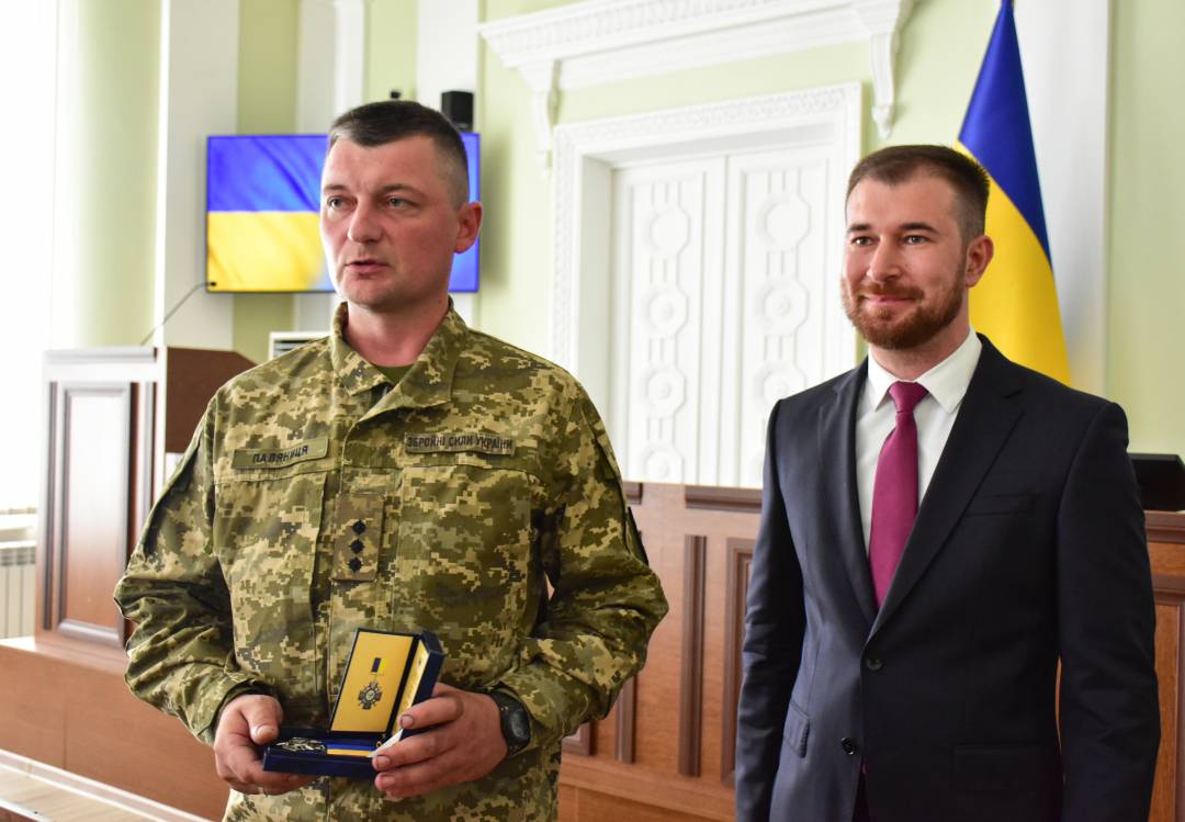 День Конституції - вручили перші медалі "За оборону Чернігова" тим, хто захистив місто від збройної агресії армії рф