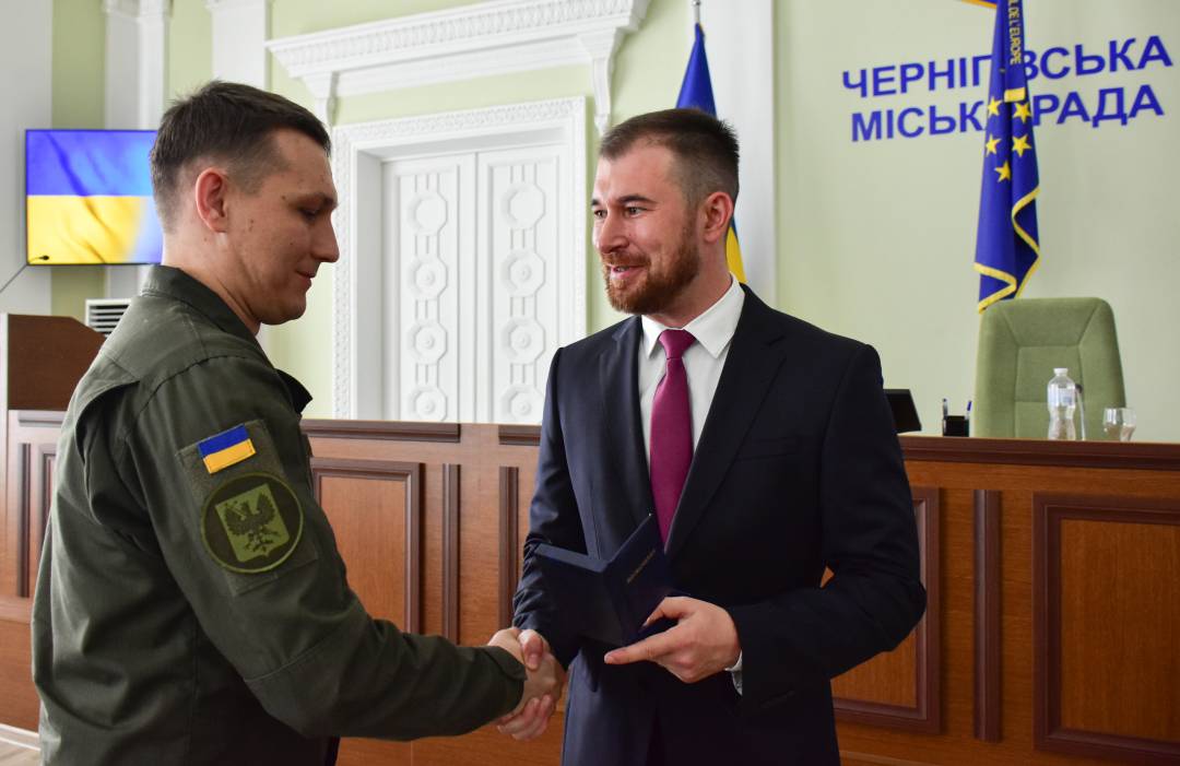 День Конституції - вручили перші медалі "За оборону Чернігова" тим, хто захистив місто від збройної агресії армії рф