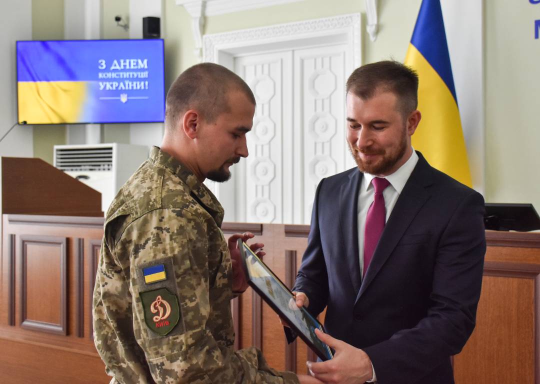 День Конституції - вручили перші медалі "За оборону Чернігова" тим, хто захистив місто від збройної агресії армії рф
