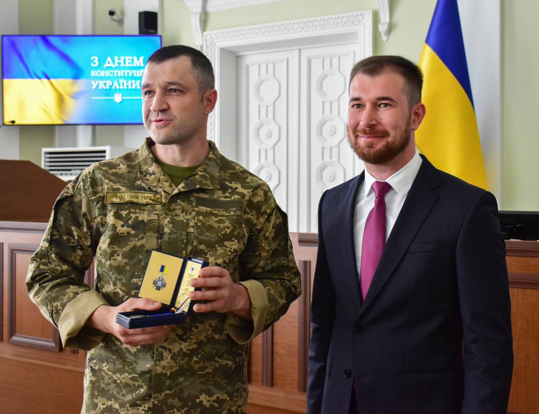 День Конституції - вручили перші медалі "За оборону Чернігова" тим, хто захистив місто від збройної агресії армії рф