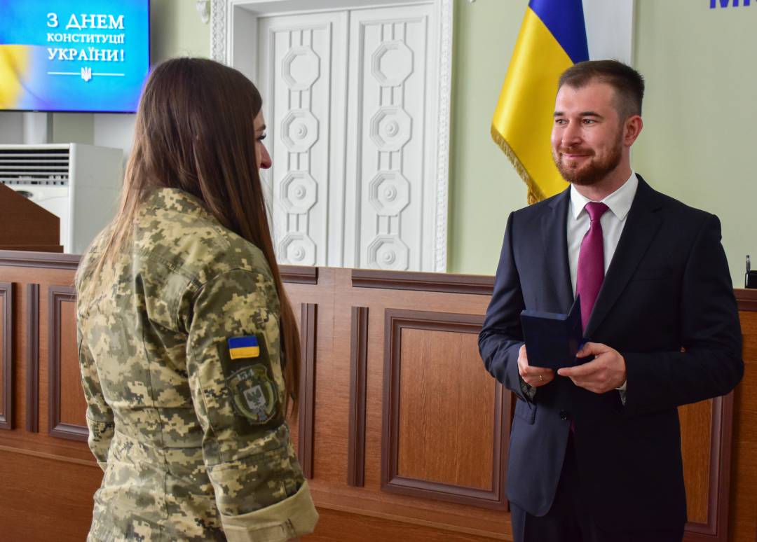 День Конституції - вручили перші медалі "За оборону Чернігова" тим, хто захистив місто від збройної агресії армії рф