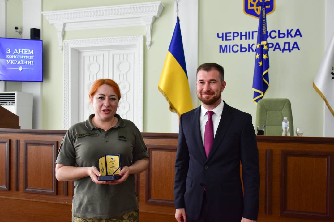 День Конституції - вручили перші медалі "За оборону Чернігова" тим, хто захистив місто від збройної агресії армії рф