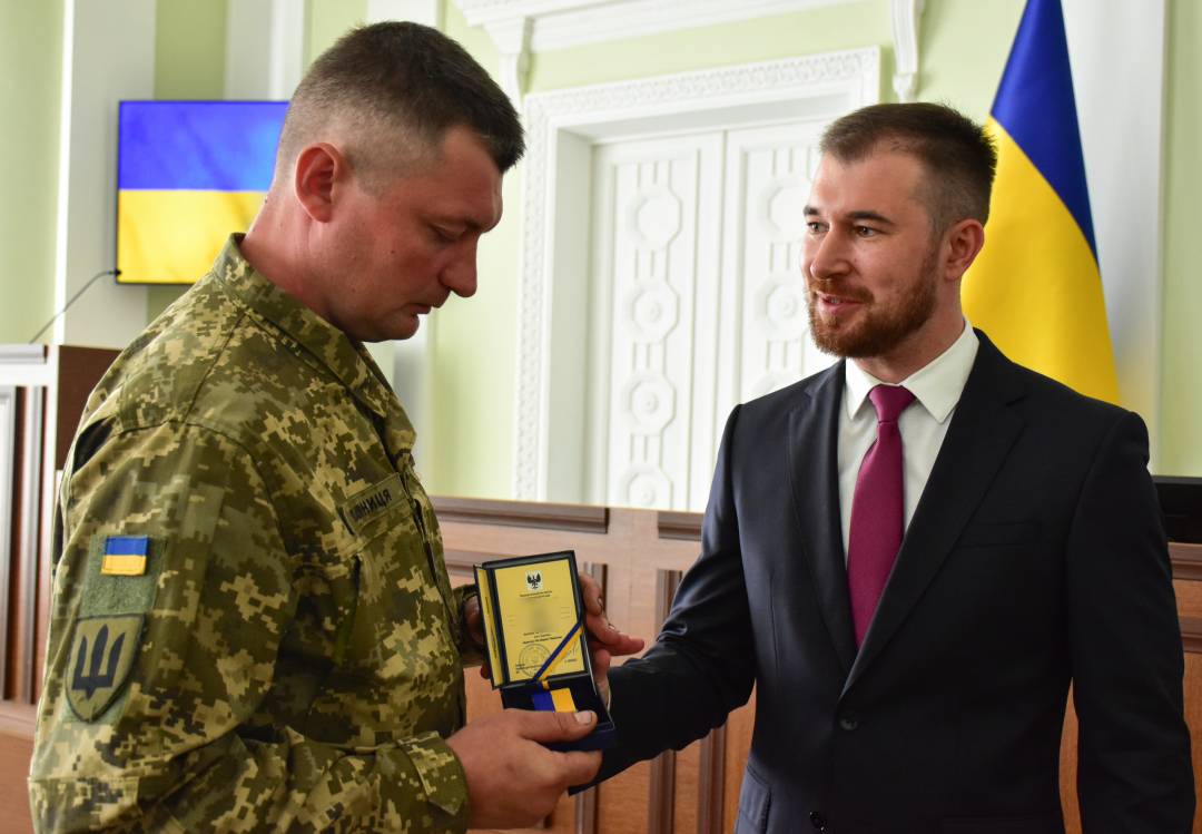 День Конституції - вручили перші медалі "За оборону Чернігова" тим, хто захистив місто від збройної агресії армії рф