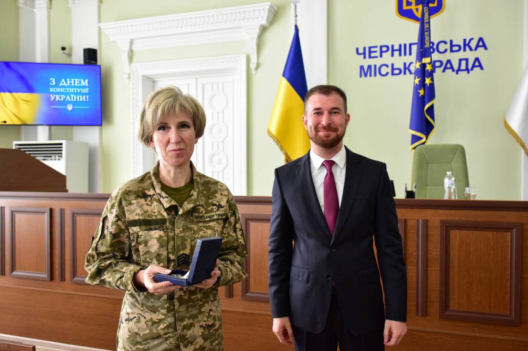 День Конституції - вручили перші медалі "За оборону Чернігова" тим, хто захистив місто від збройної агресії армії рф