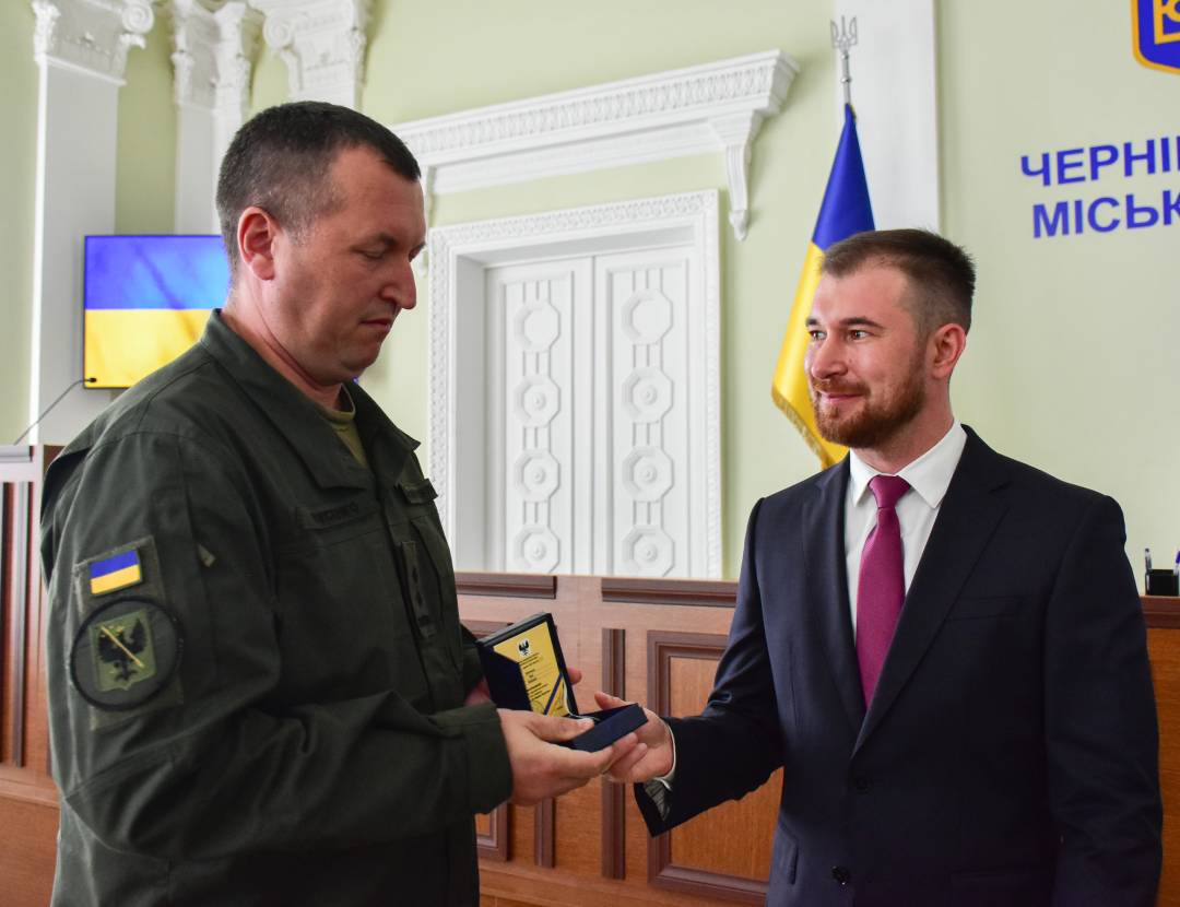 День Конституції - вручили перші медалі "За оборону Чернігова" тим, хто захистив місто від збройної агресії армії рф