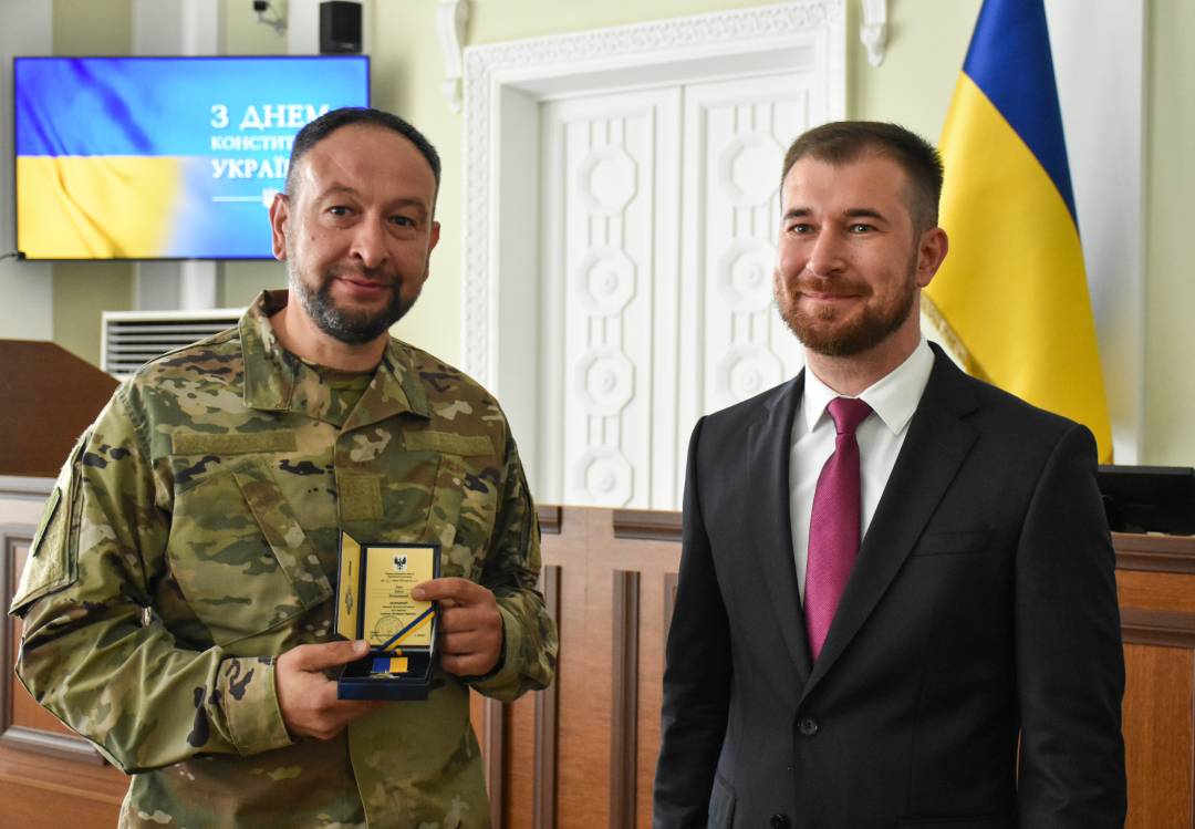 День Конституції - вручили перші медалі "За оборону Чернігова" тим, хто захистив місто від збройної агресії армії рф