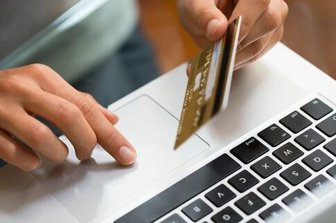 «Допомогла» шахраям: жителька Чернігівщини перерахувала 20 тисяч гривень