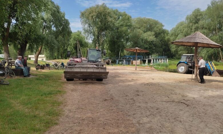Літні клопоти: зону відпочинку на воді в Мені очищають від різаку (Фото)