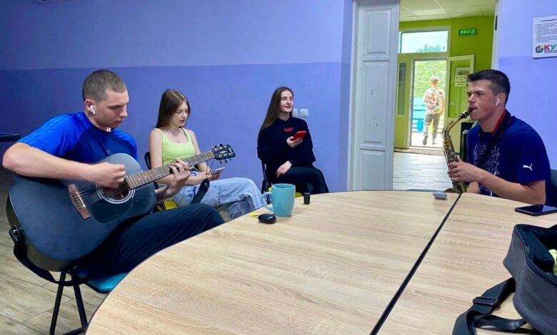 Мандрівний проєкт: гурт «РІЗНІ» заспіває для молоді Коропа (Фото)