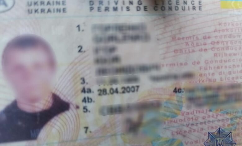 На блокпосту водій легковика показав інспекторам підроблені документи