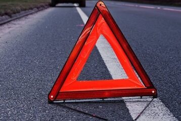 На Чернігівщині під час руху автівка пошкодила колесо і злетіла у кювет