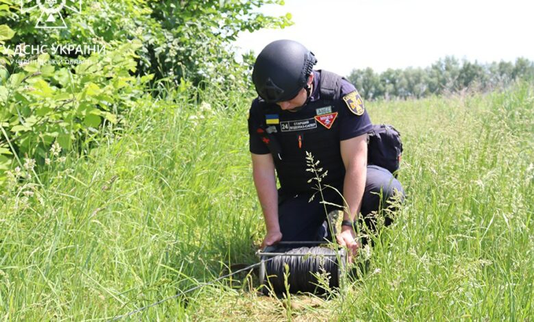 На Чернігівщині сапери продовжують очищати території від вибухонебезпечних предметів
