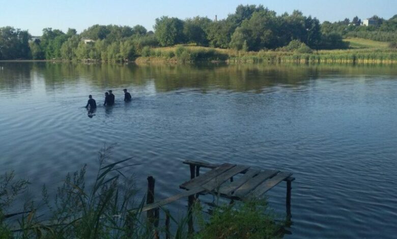 На Чернігівщині з озера підняли тіло потопельника