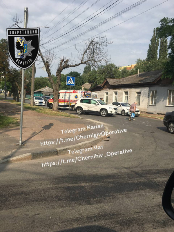 На «чортовому» перехресті в Чернігові сталася аварія (Фотофакт)
