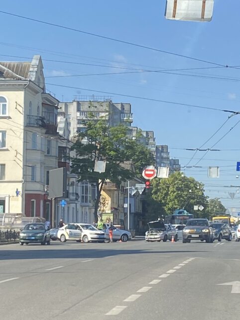 У центрі Чернігова – ДТП: зіткнулися два легковики