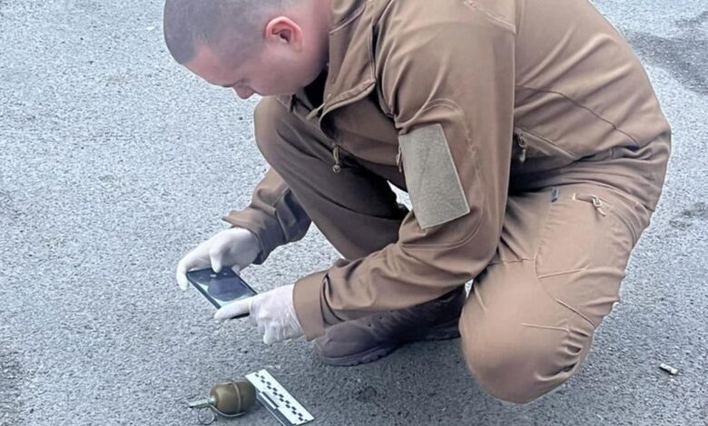 У Чернігові патрульні затримали чоловіка, який погрожував відвідувачам магазину гранатою