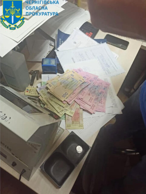 У Чернігові викрили інспектора митниці у зловживанні владою та службовим становищем