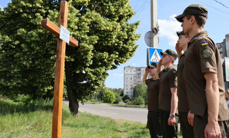 У Чернігові встановили пам’ятний хрест захисникам міста (Фото)