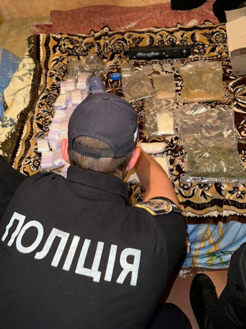 У Чернігові затримали 19-річного «закладчика» наркотиків