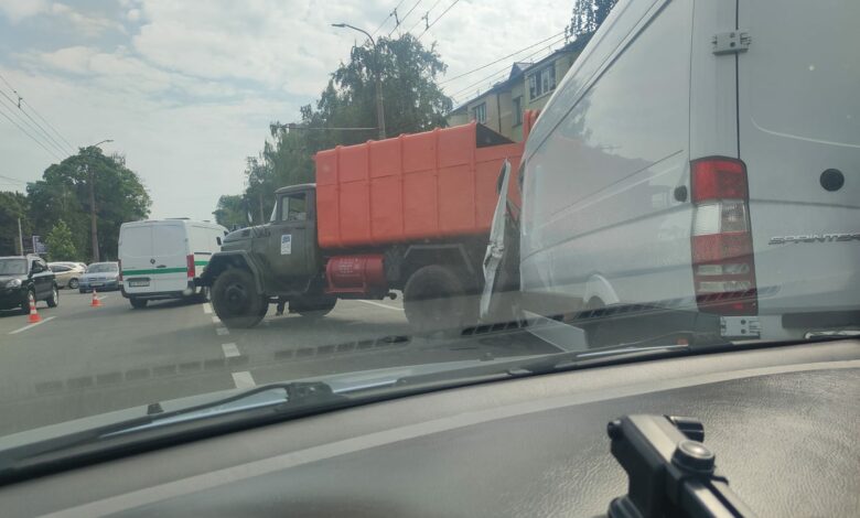 У Чернігові зіштовхнулися сміттєвоз і мікроавтобус (Фотофакт)