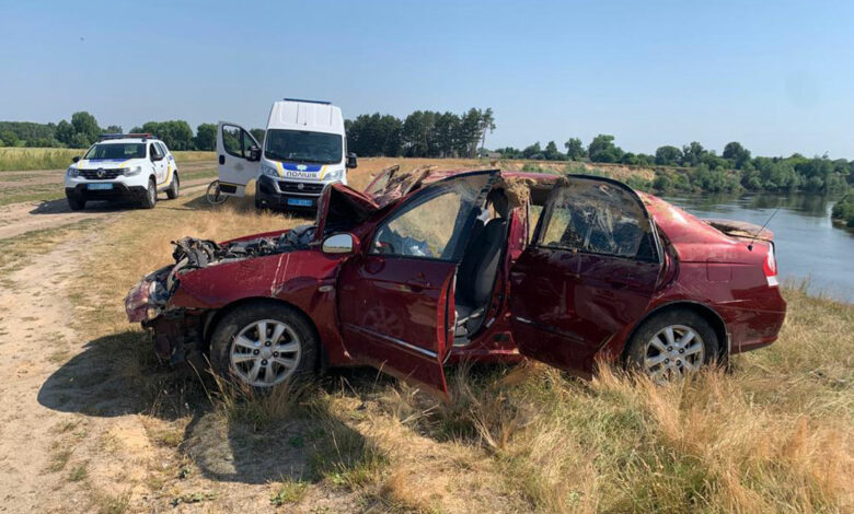 У Корюківському районі автівка злетіла у Десну: одна людина загинула, двоє – травмовані (Фото)