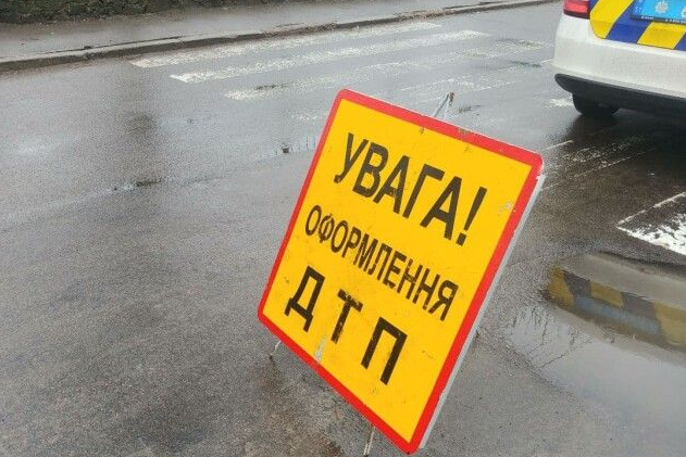 У Прилуках зіштовхнулися автівка і мотоцикл