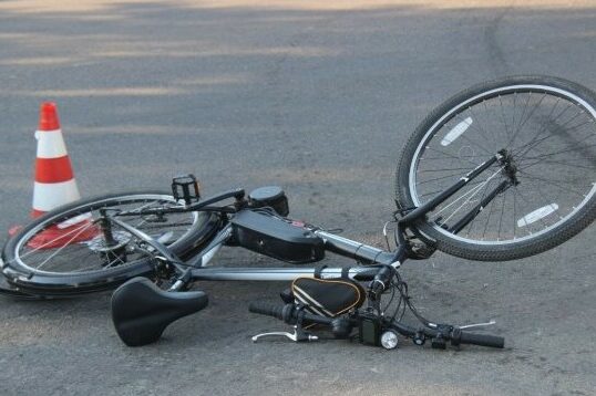 У селі на Чернігівщині під колеса автівки потрапила велосипедистка