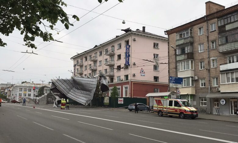 З готелю «Україна» у Чернігові зірвало дах (Фотофакт)