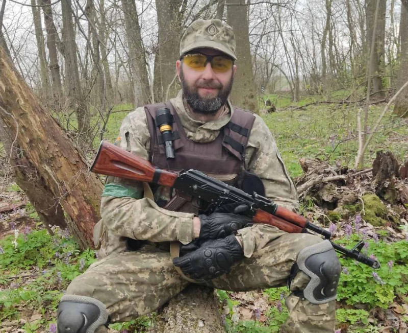 Загинули в один день: історія батька та сина Костюків з Чернігова, які разом захищали Україну (Фото)