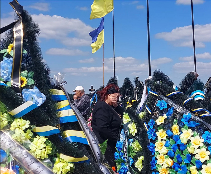 Загинули в один день: історія батька та сина Костюків з Чернігова, які разом захищали Україну (Фото)