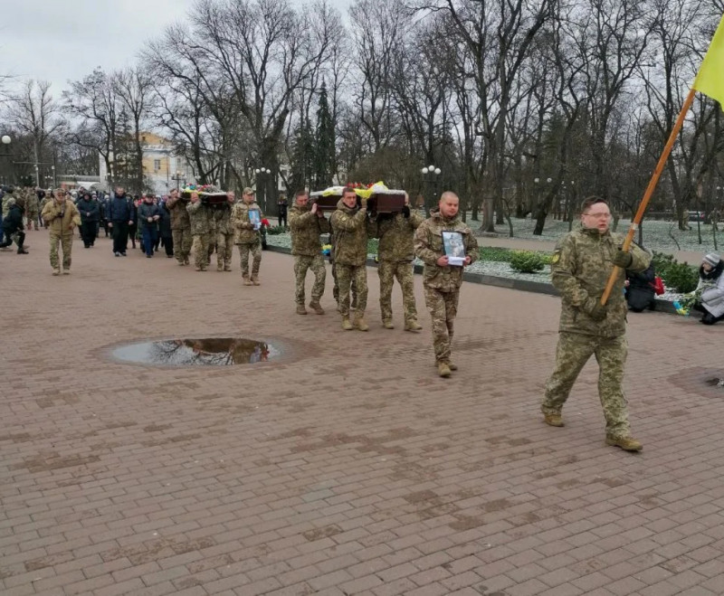 Загинули в один день: історія батька та сина Костюків з Чернігова, які разом захищали Україну (Фото)