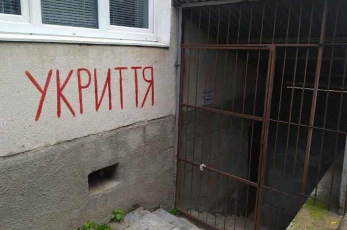 Автоматично відкриватиметься з сигналом тривоги: у Ніжині укриття обладнають електронними замками