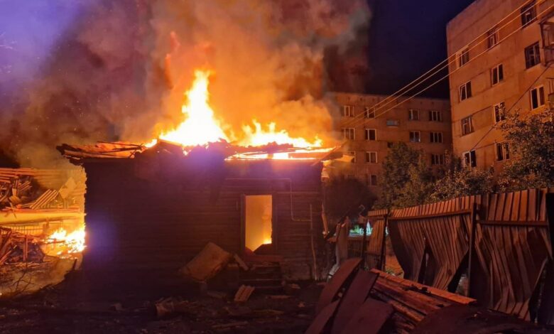 Через ворожі обстріли в Семенівці згорів житловий будинок