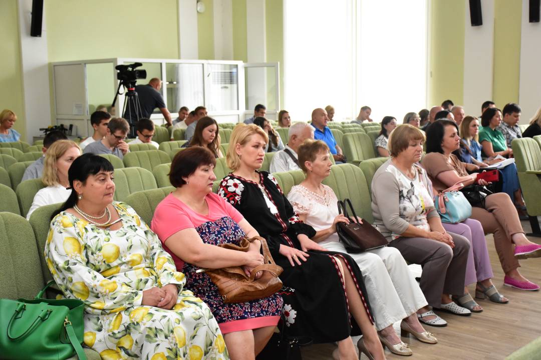 На засіданні сесії медикам вручили медалі "За оборону Чернігова"