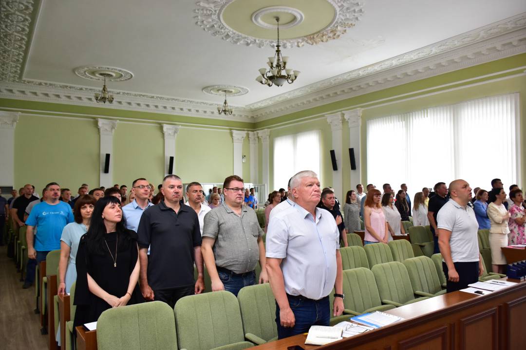На засіданні сесії медикам вручили медалі "За оборону Чернігова"
