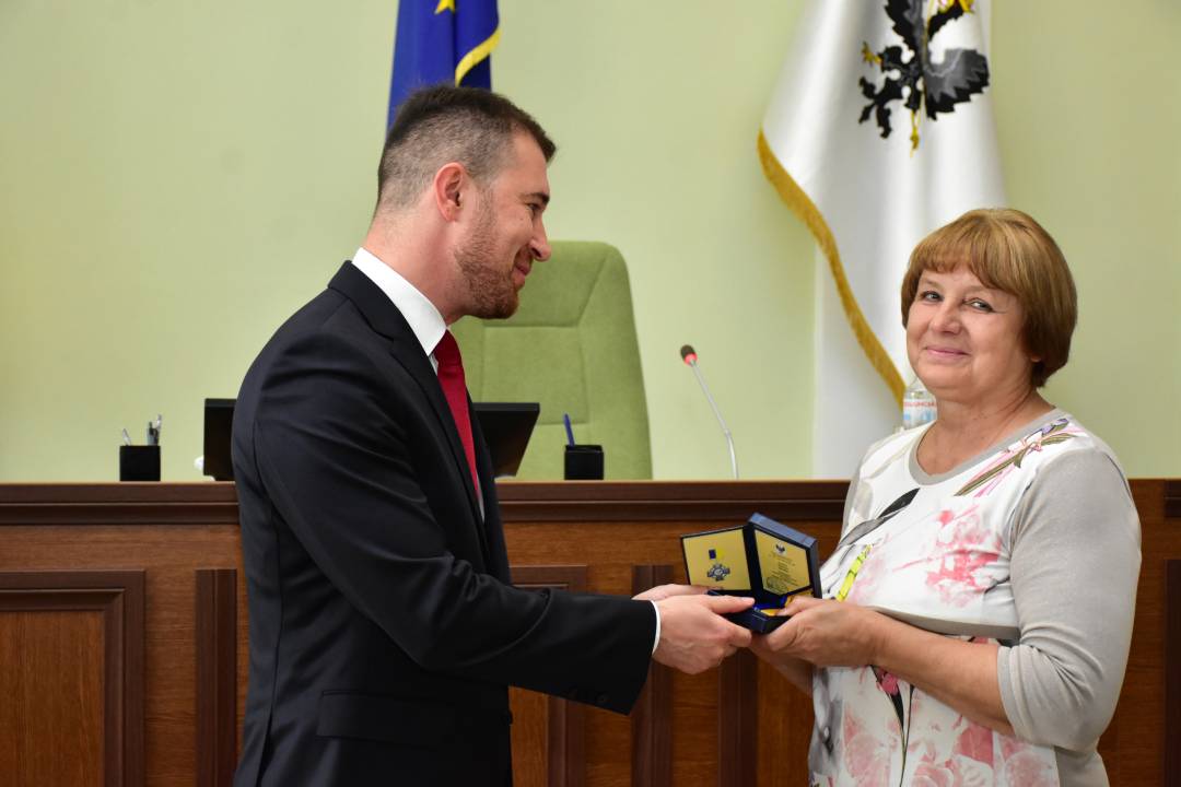 На засіданні сесії медикам вручили медалі "За оборону Чернігова"