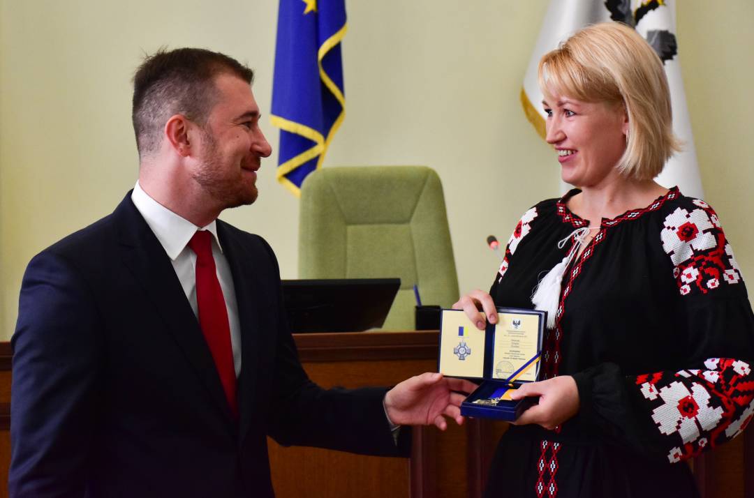 На засіданні сесії медикам вручили медалі "За оборону Чернігова"