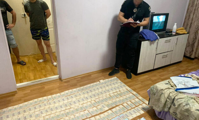 Поліцейські затримали чоловіка, який викрав 700 тисяч гривень з оселі прилучанина (Фото)
